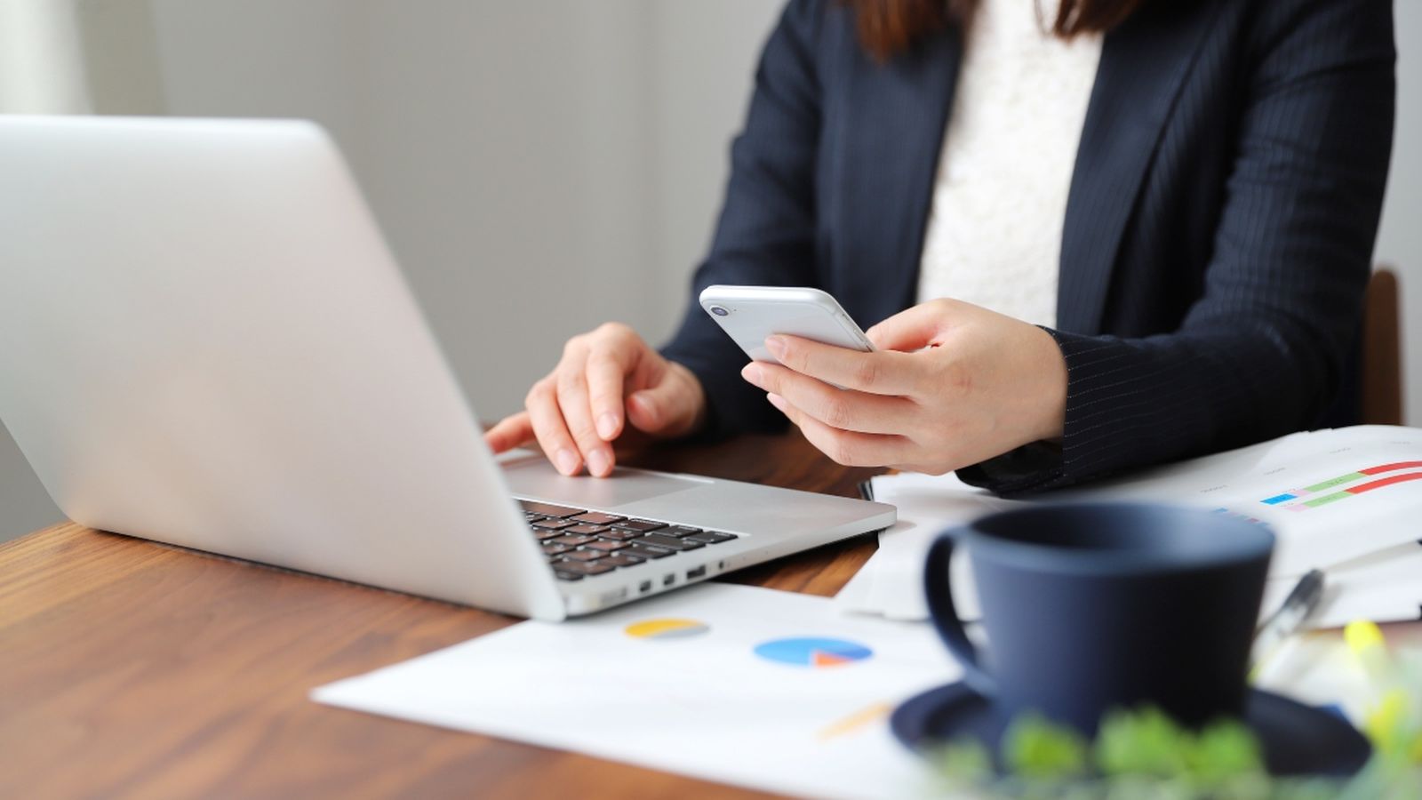 Imatge d'arxiu d'una dona teletreballant