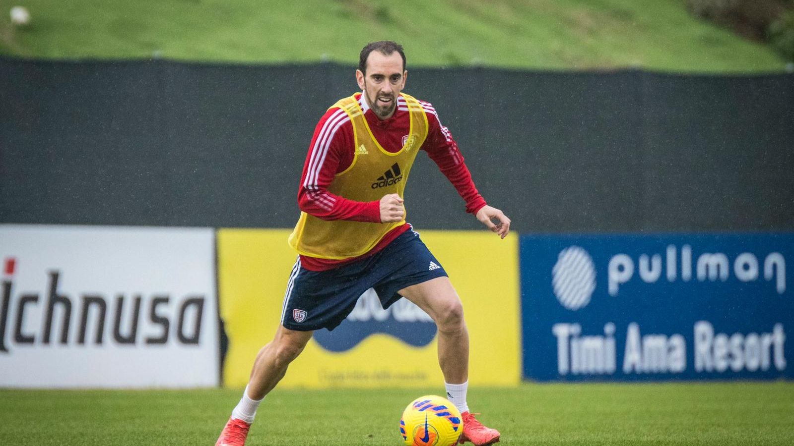 El jugador del Cagliari, Diego Godín, sona com a reforç del València