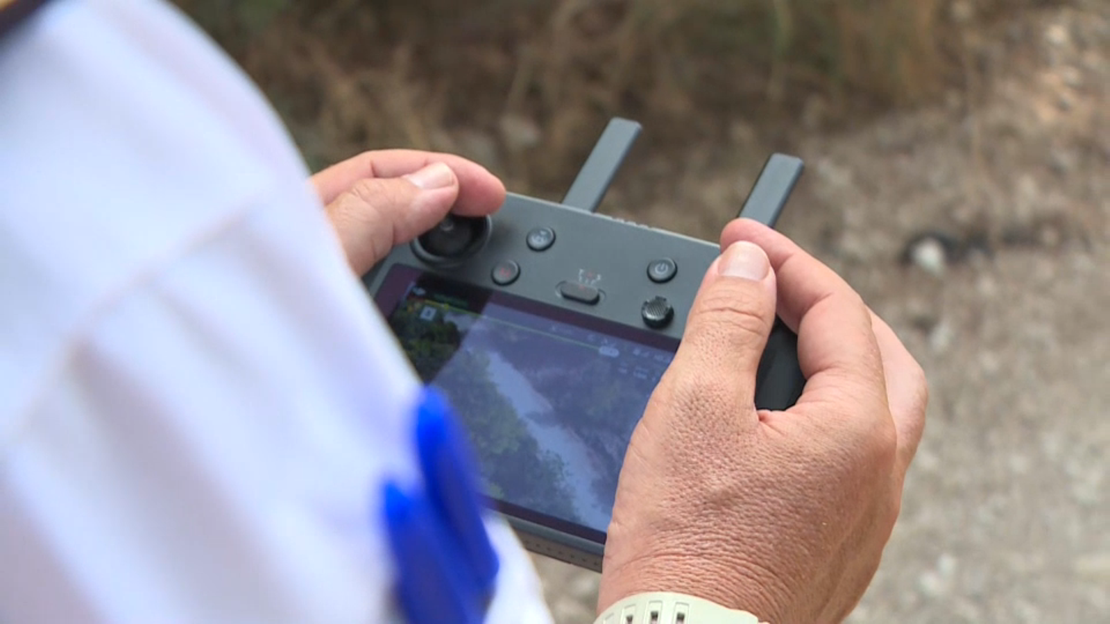 Un Policia Local dirigeix un dron