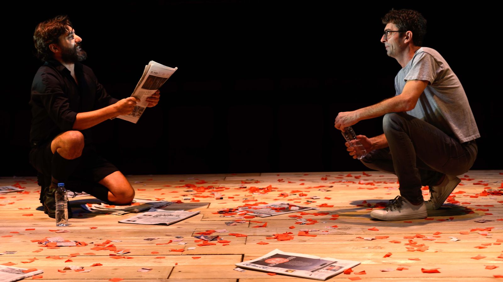 Ximo Solano i Josep Manel Casany sobre l'escenari, en una de les escenes de 'Hamlet Canalla'