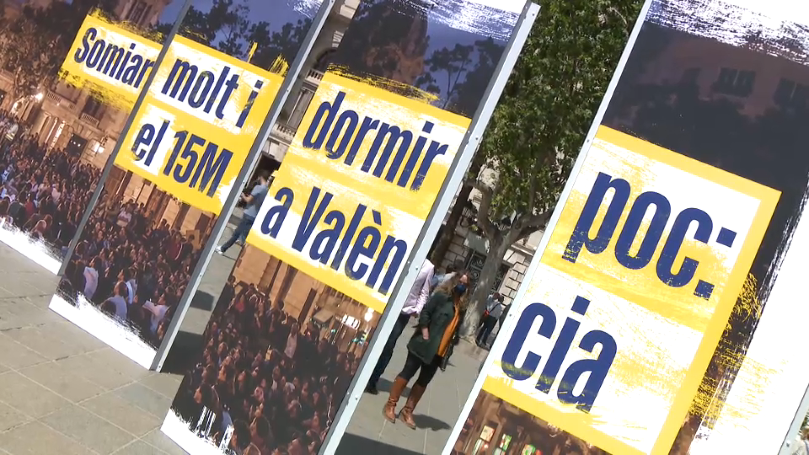 L'exposició Somiar molt i dormir poc: el 15M a #València, a la plaça de l'Ajuntament