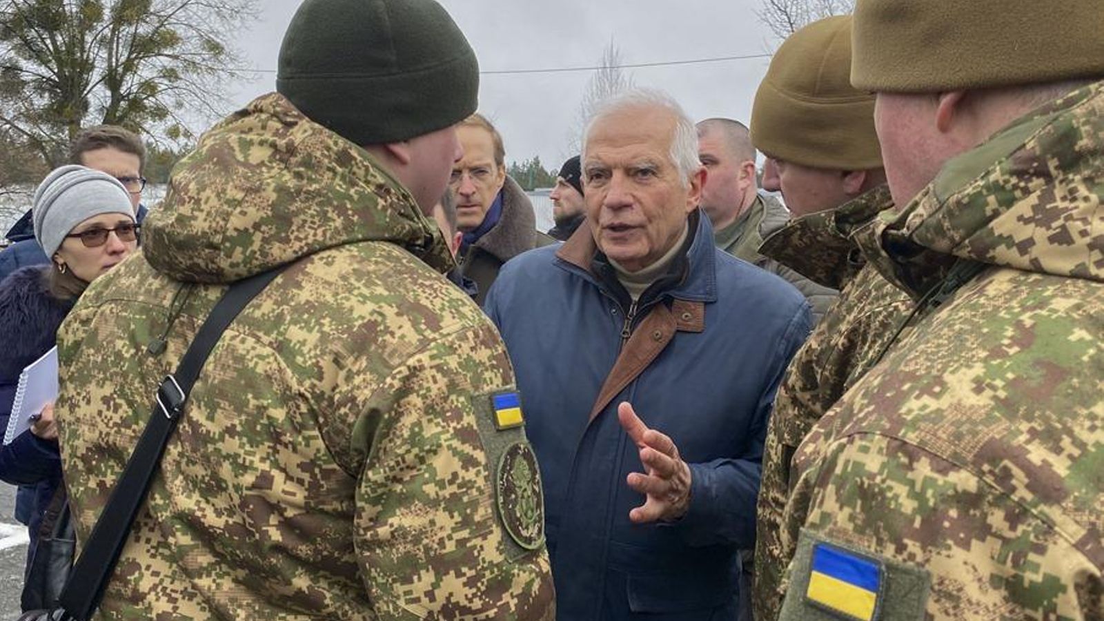 Josep Borrell departeix amb militars ucraïnesos durant la seua visita a Kíiv