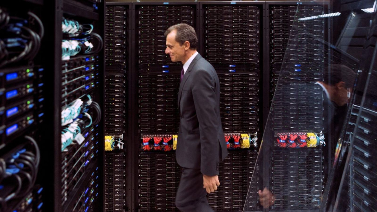 El ministre de Ciència, Innovació i Universitats, Pedro Duque, durante la seua visita al Barcelona Supercomputing Center