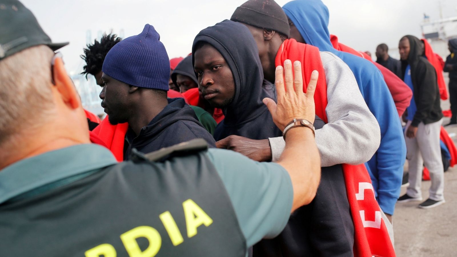 Un guàrdia civil participa en l’acollida d’un grup de persones migrants a Algesires