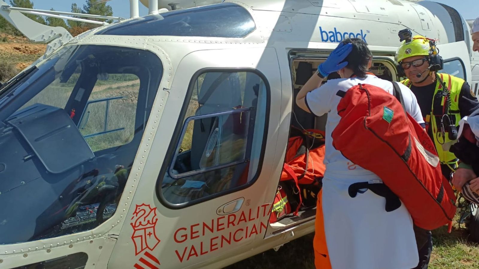 Moment del rescat de la dona ferida en un helicòpter