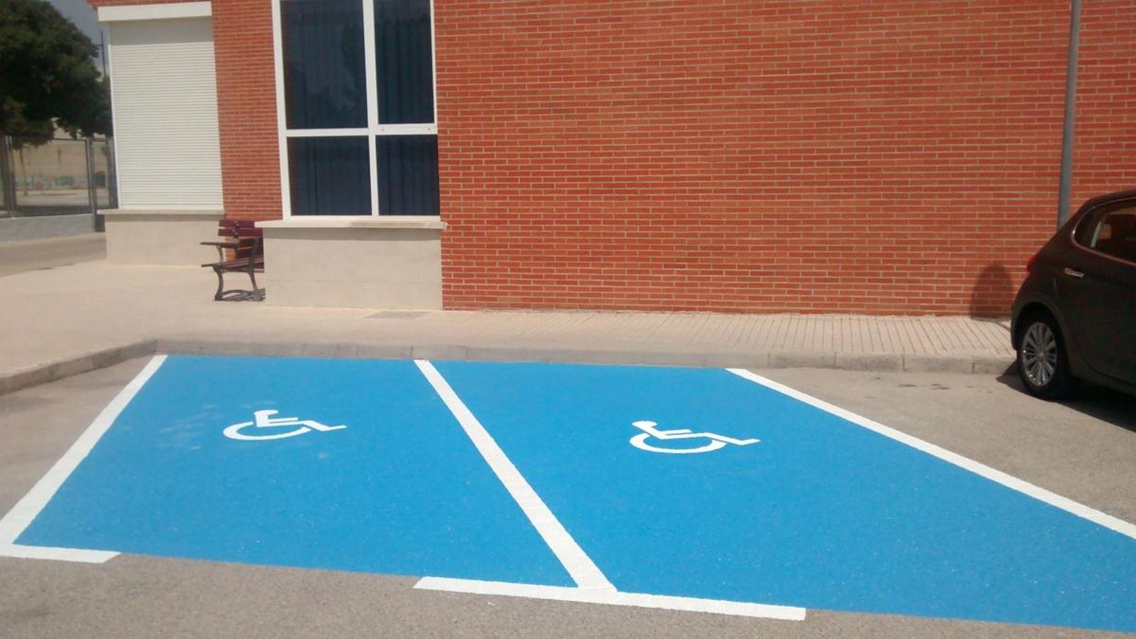 Places d'aparcament reservades a les persones amb discapacitat, en una imatge d'arxiu