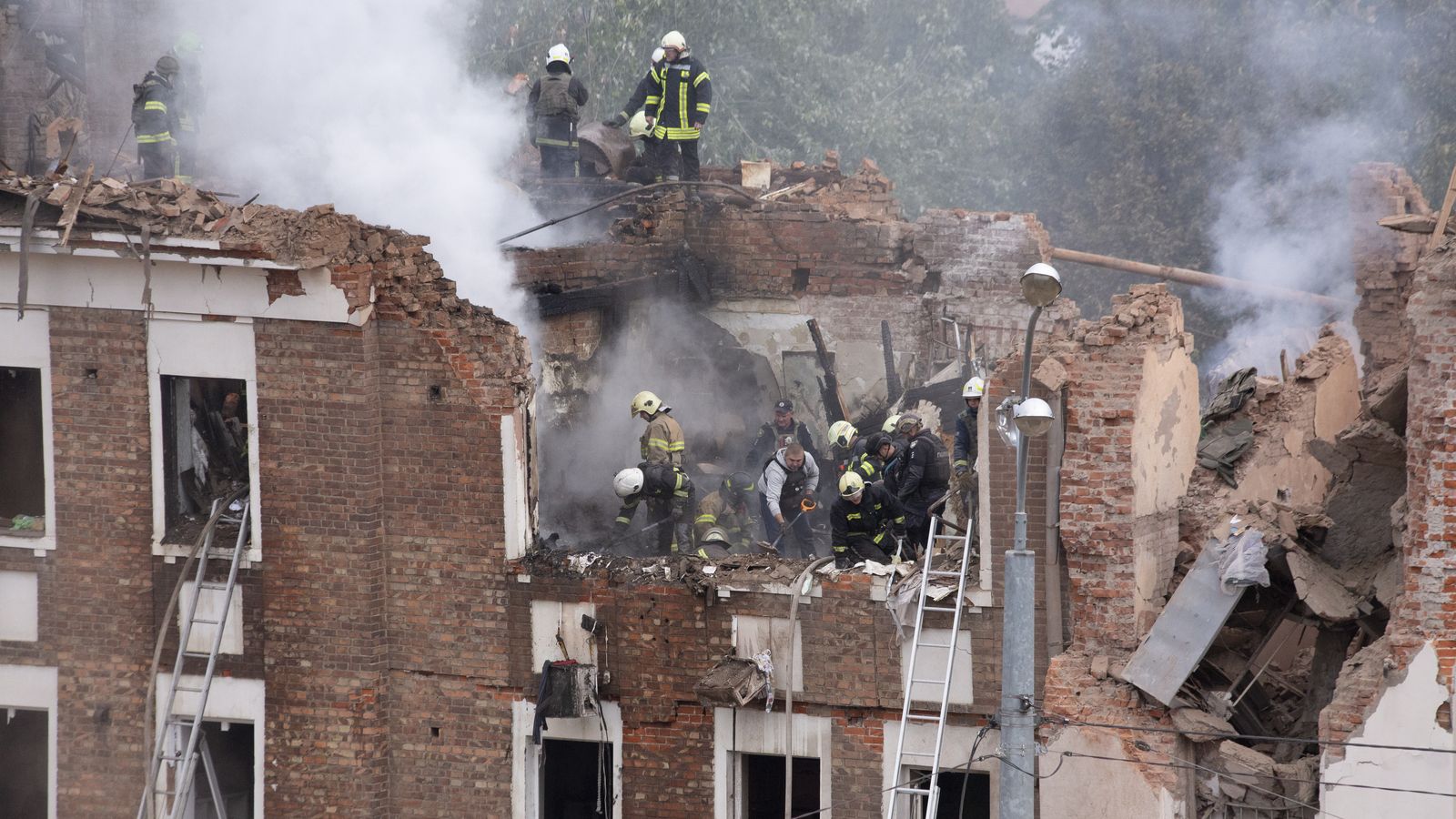 Rescatistes treballen en el lloc d'un atac amb míssils contra Khàrkiv aquest divendres on ha mort un xiquet, després de l'atac mortífer de dijous on va morir més de 50 civils