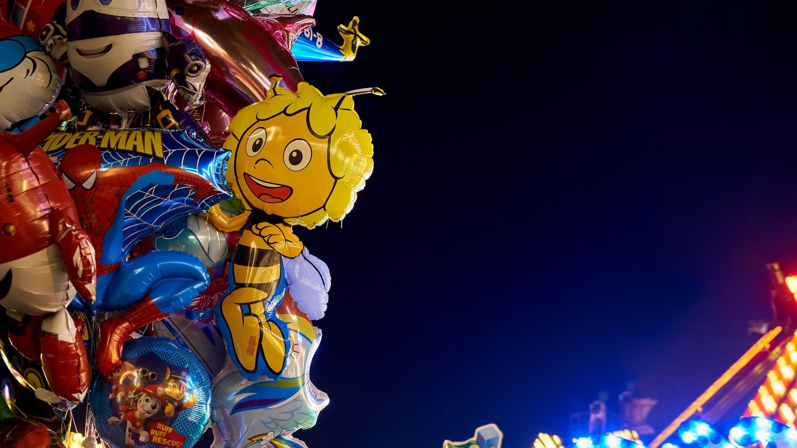 Imatge d'arxiu d'un globus a una fira amb la reproducció de la popular abella