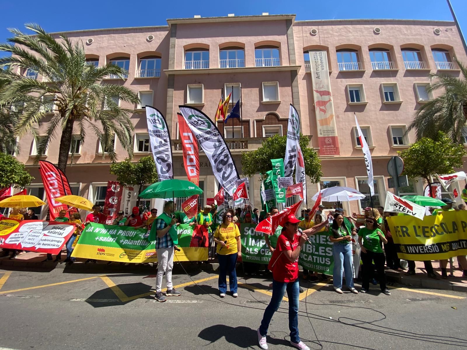Concentració dels sindicats de docents davant de la Direcció Territorial d'Educació a Castelló de la Plana, este dijous