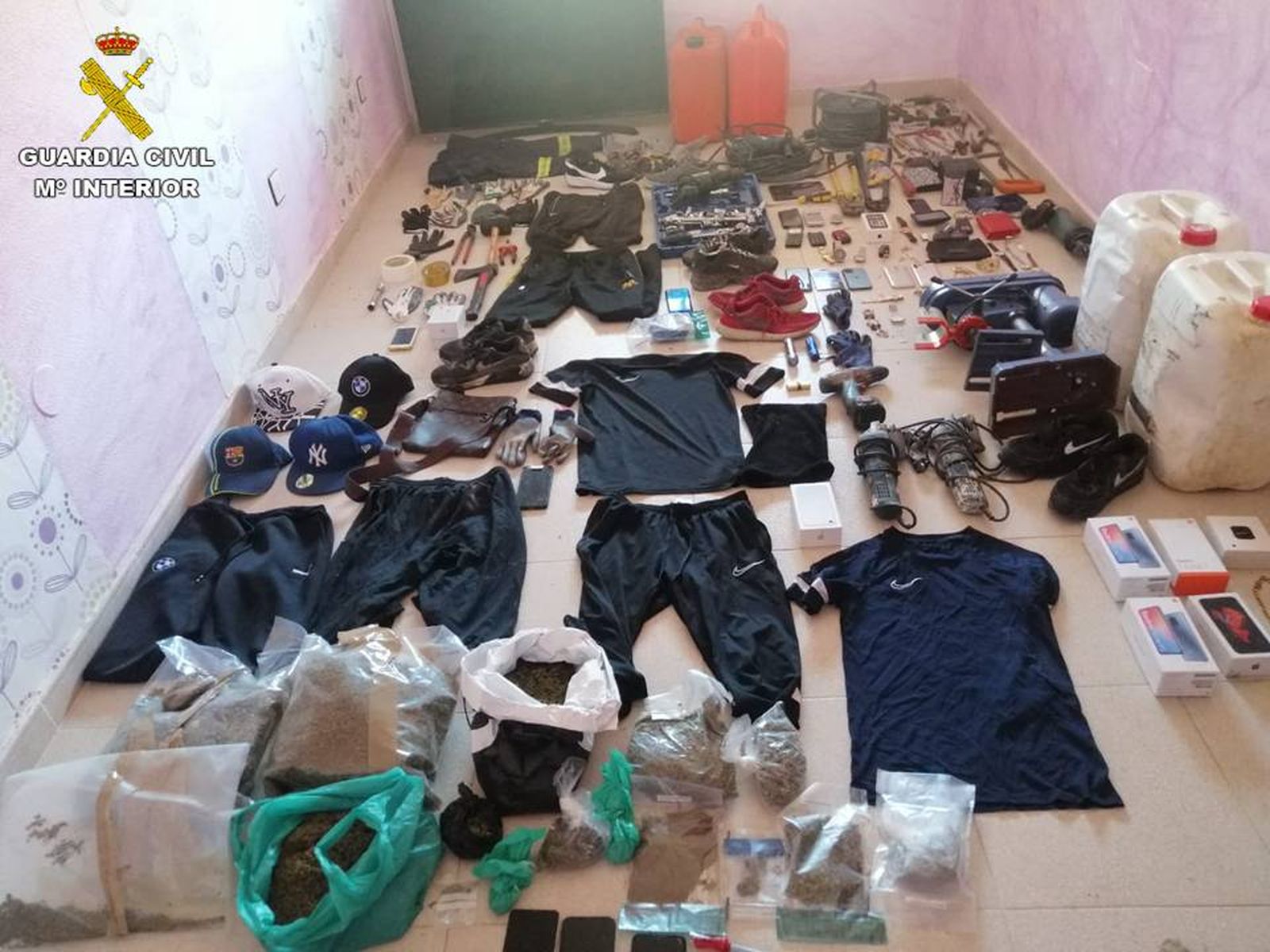 Alguns objectes incautats per la Guàrdia Civil que havien furtat