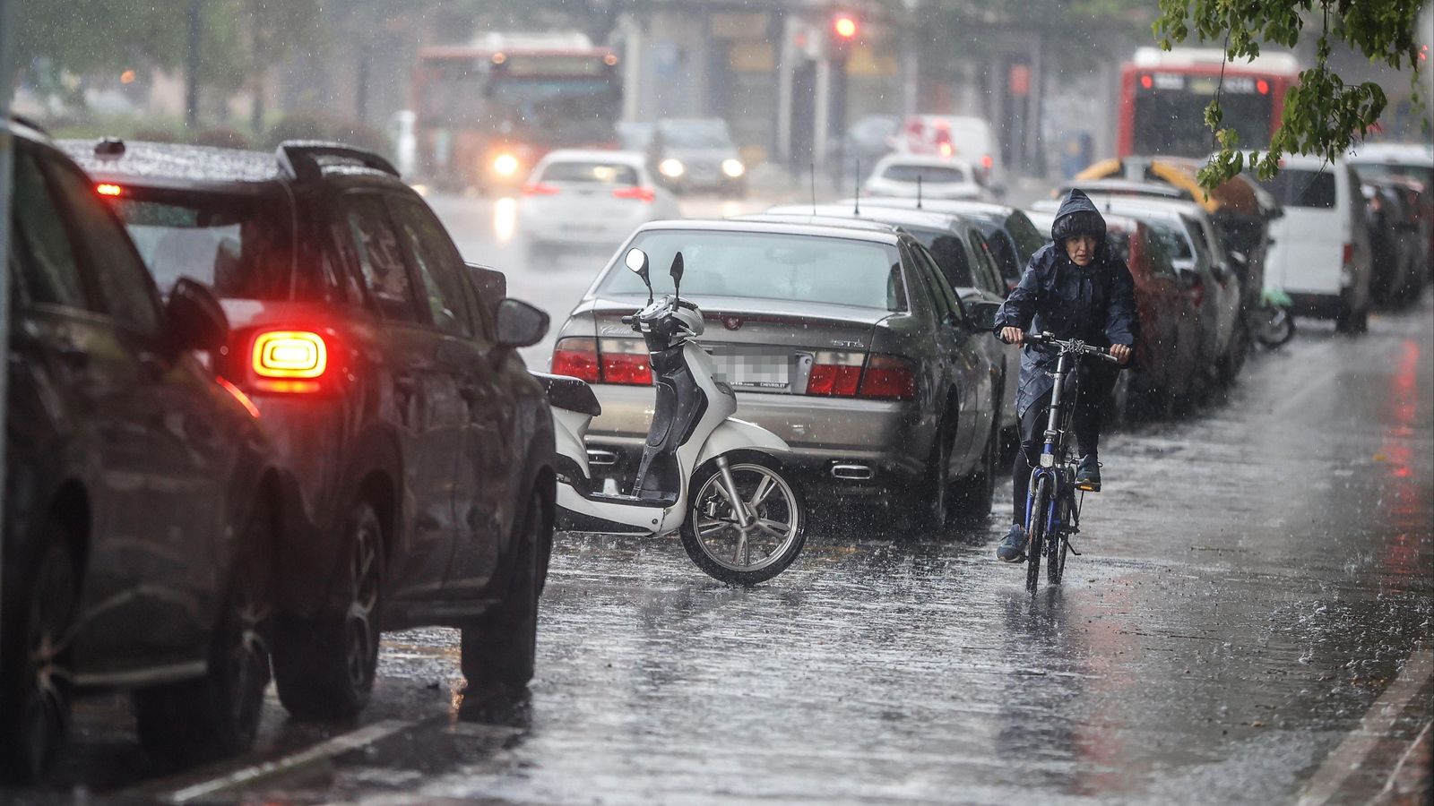 Un ciclista repta la forta pluja que va caure a València aquest dimarts i que va marca una fita als registres històrics Un ciclista reta la forta pluja que va caure a València aquest dimarts i que va marca una fita als registres històrics