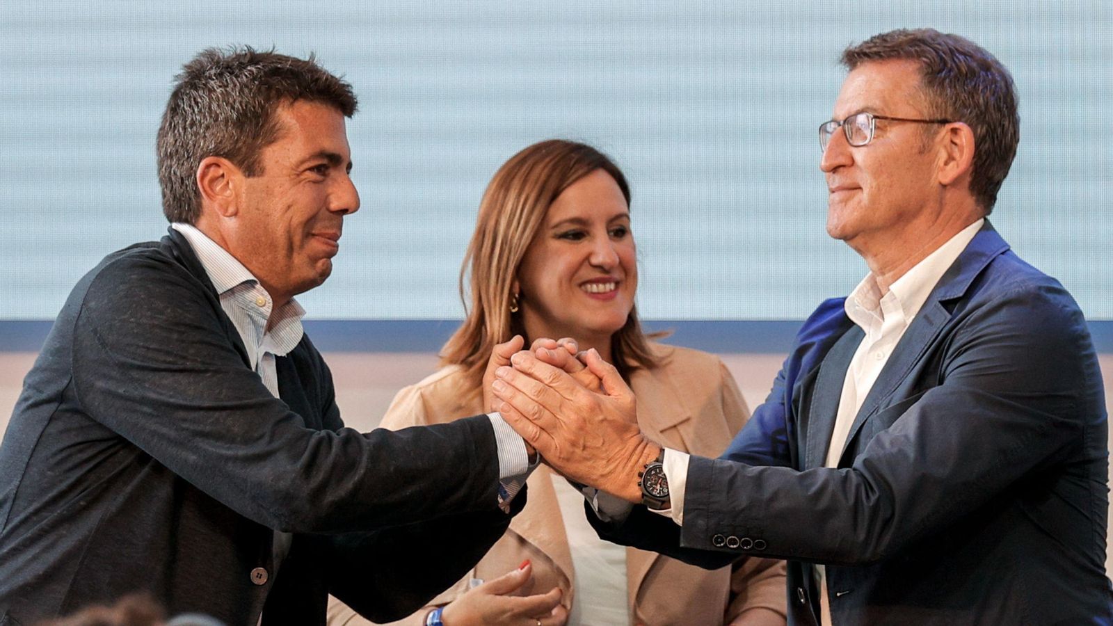 El president nacional del PP, a la dreta, mostrat el seu suport al candidat a la Generalitat davant la mirada de la aspirant a l'alcaldia de València