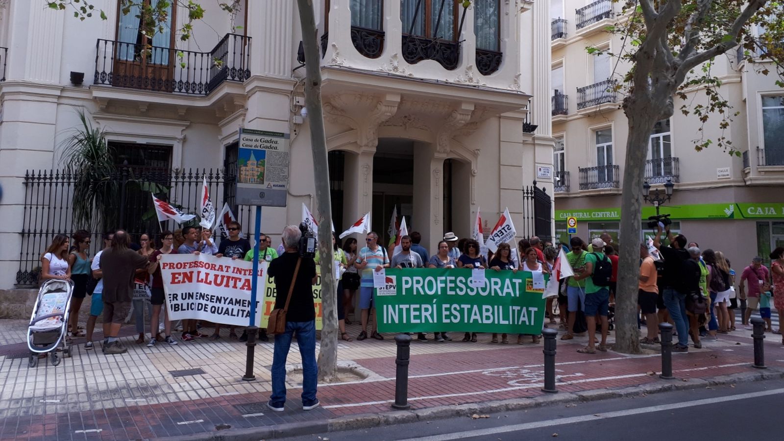 Els mestres d'infantil i primària han protestat a la seu del Consell a Alacant pel resultat de les adjudicacions de juliol