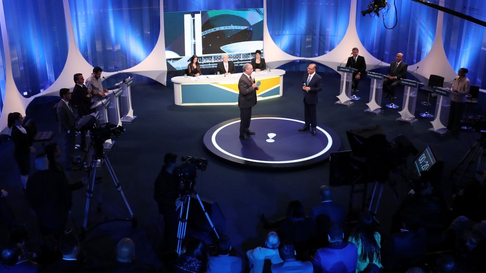 Geraldo Alckmin es dirigeix a Ciro Gomes durant el debat televisiu