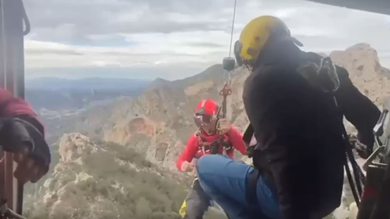 L'equip de rescat actua per a rescatar les dos dones