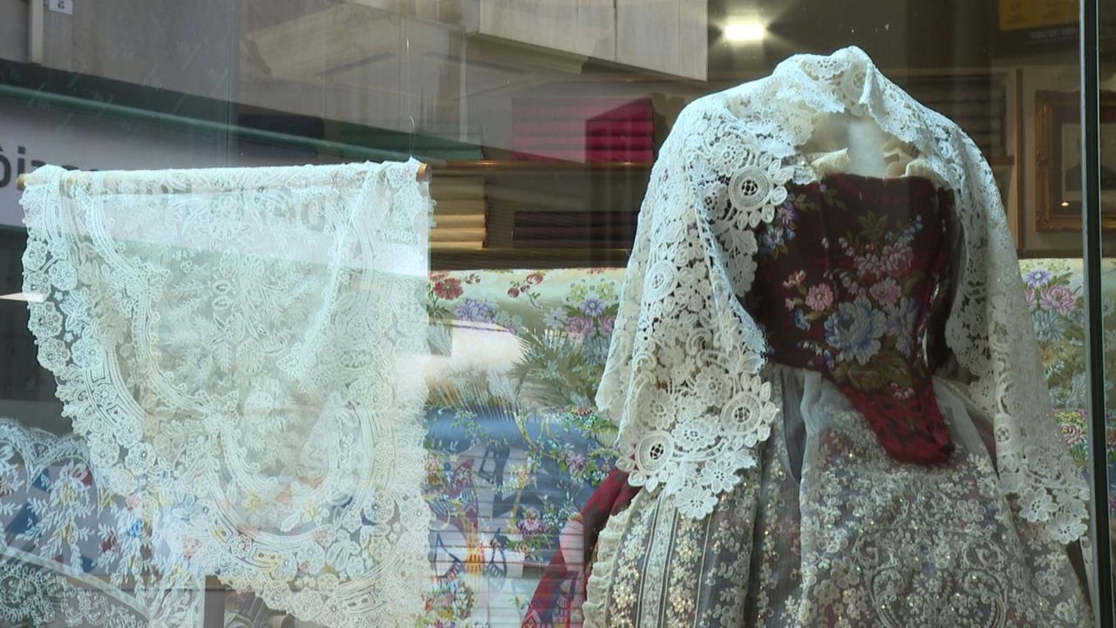 Comencen les rebaixes en indumentària i complements fallers