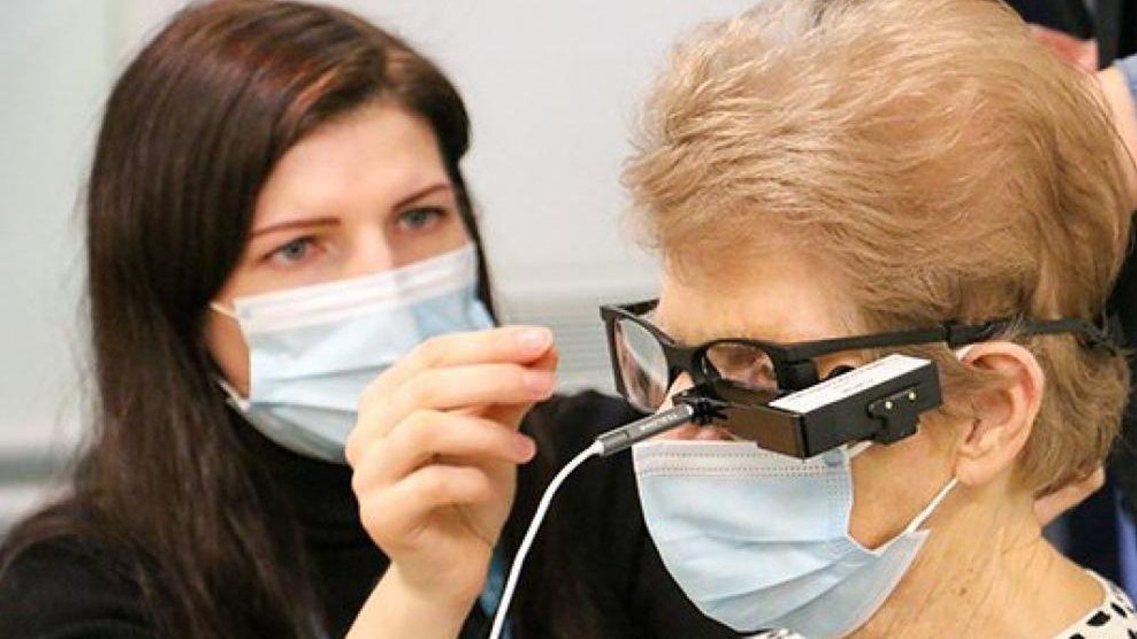 La pacient provant el xip a l'hospital Moorfields