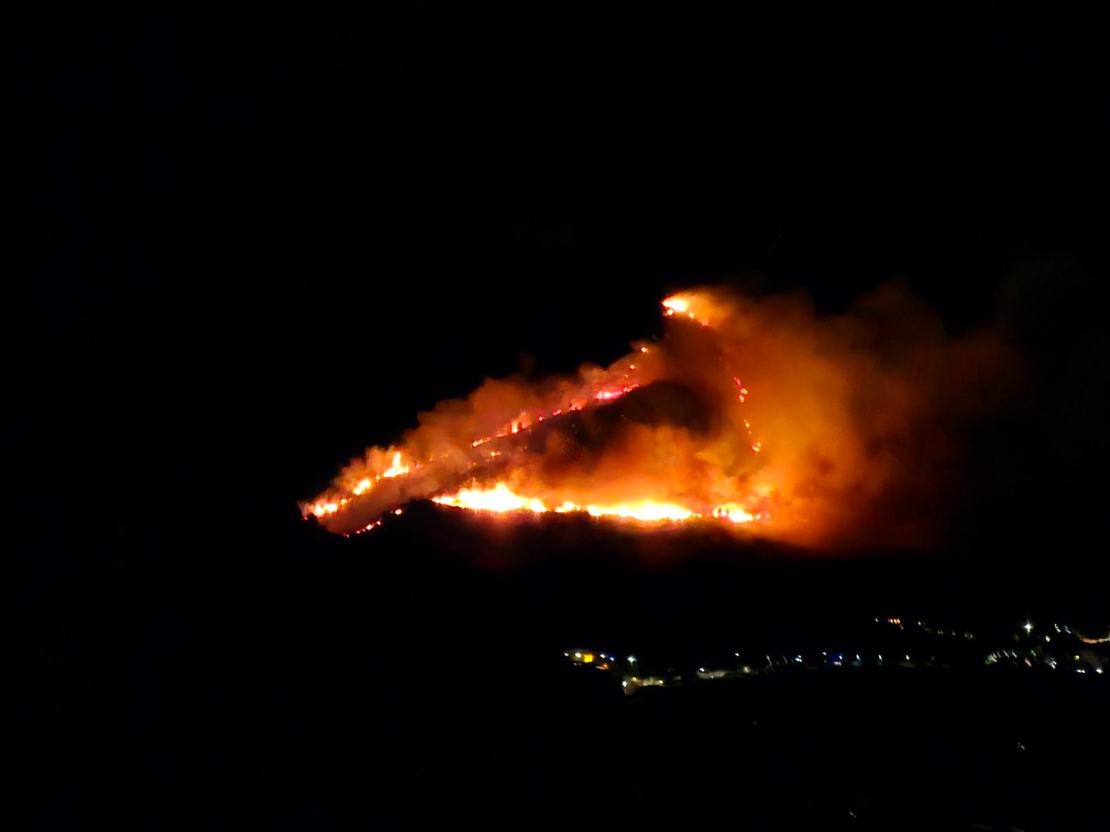 Imatge de l'incendi forestal a Ràfol d'Almúnia