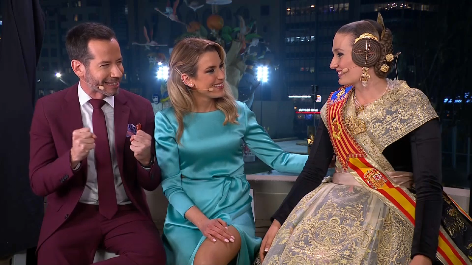 L'equip d'À Punt li dona ànims a Laura per a encarar el final de les Falles de 2023