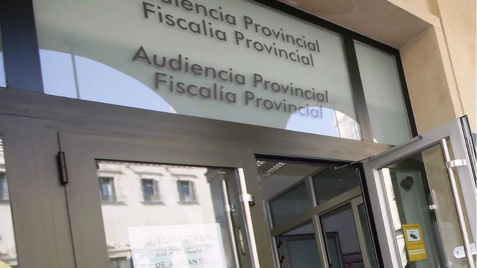 Porta d'entrada a l'Audiència Provincial d'Alacant