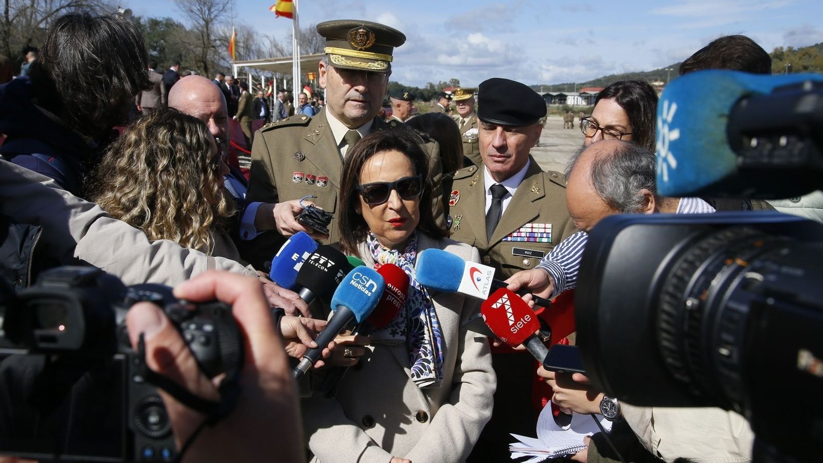 La titular de Defensa, Margarita Robles, atén els mitjans de comunicació en una imatge d'arxiu