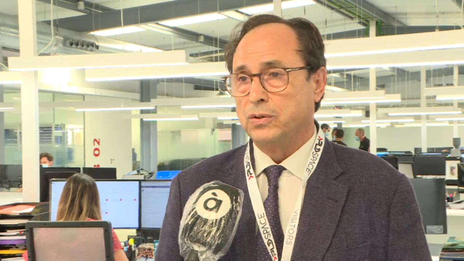 El conseller d'Hisenda durant la seua visita, aquest dilluns, a l'empresa PDL Space, a Elx