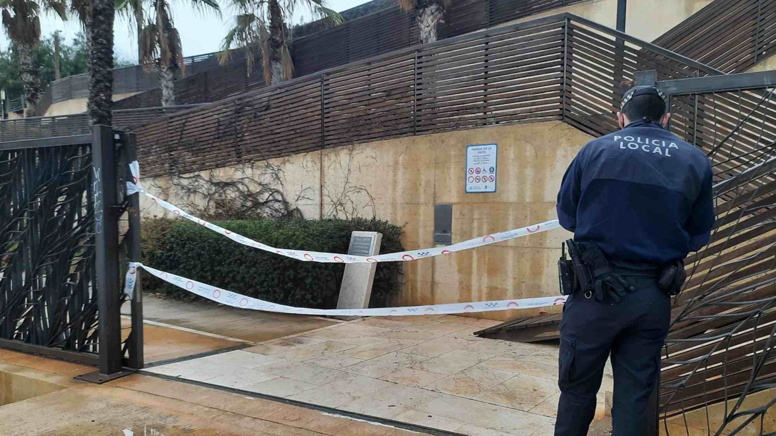 Un agent tanca un dels accessos al castell de Santa Bàrbara
