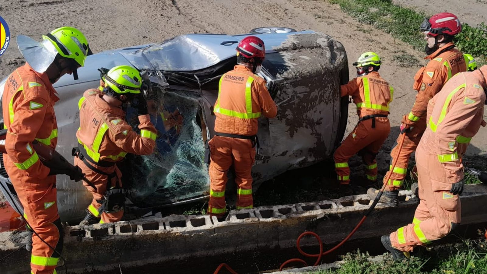 Bombers del Consorci Provincial de Bombers de València retiren el cotxe sinistrat a Sueca