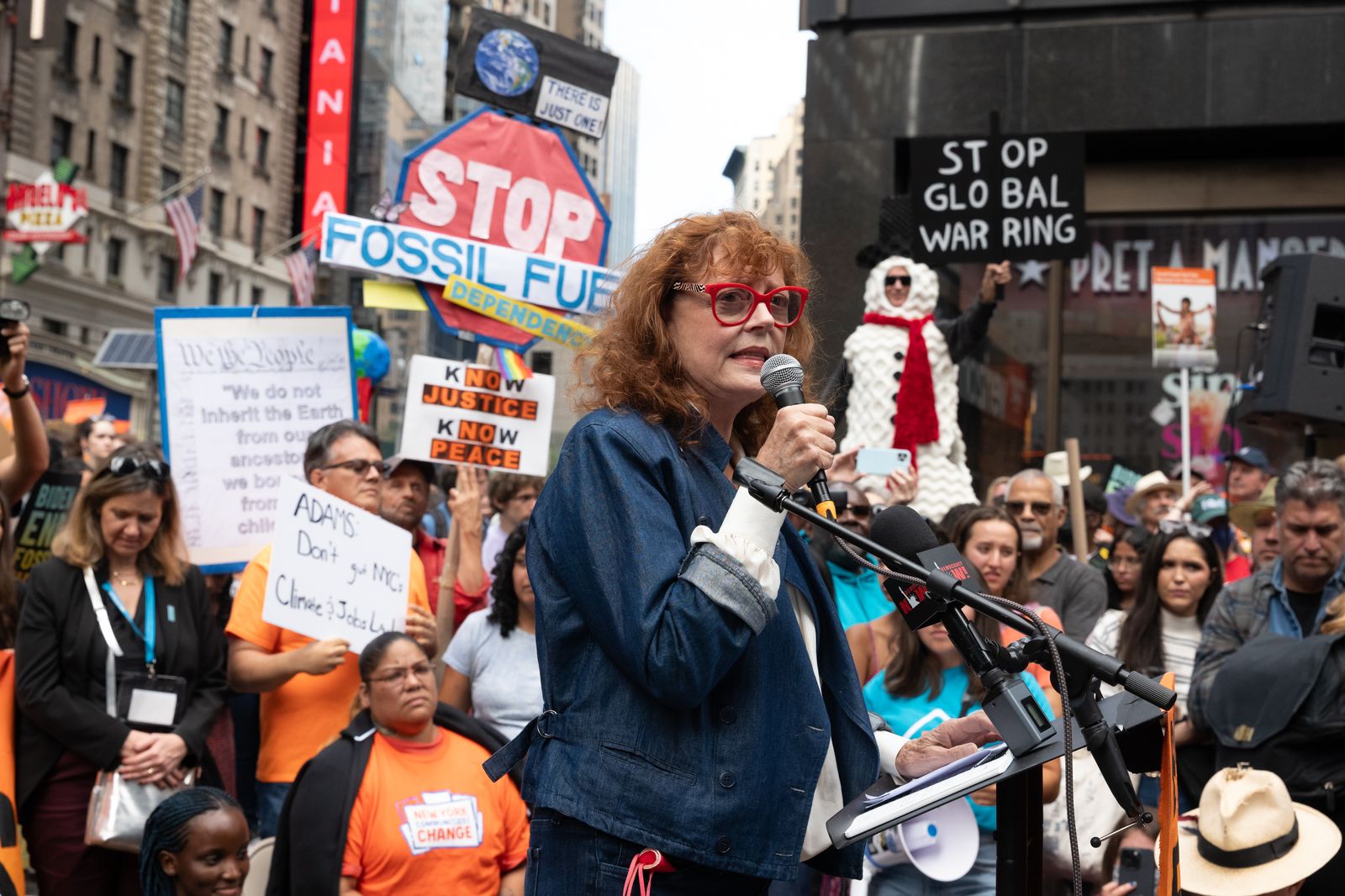 Susan Sarandon intervé durant la marxa climàtica per a posar fi als combustibles fòssils, en una protesta a Nova York l’any 2023