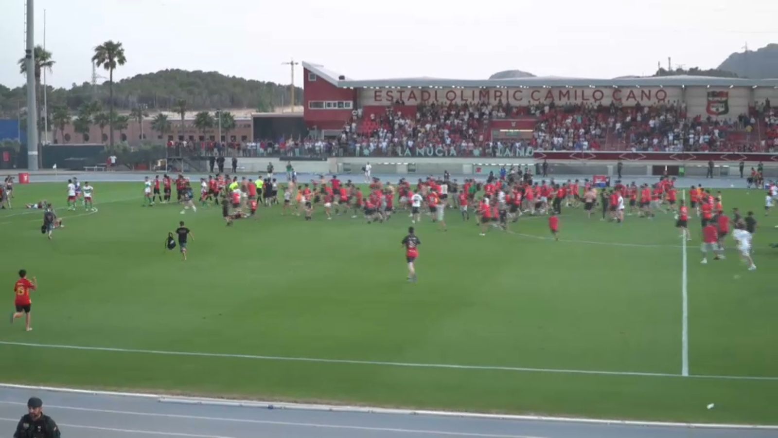 Invasió de camp a la conclusió del partit