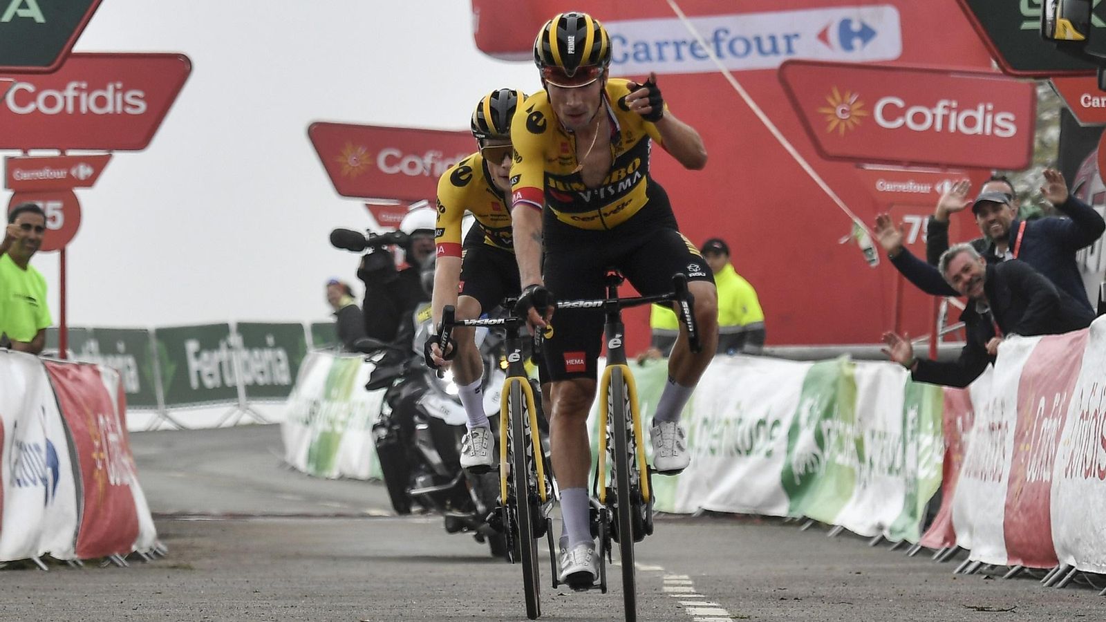 Roglic conquereix l'Angliru acompanyat de Vingegaard
