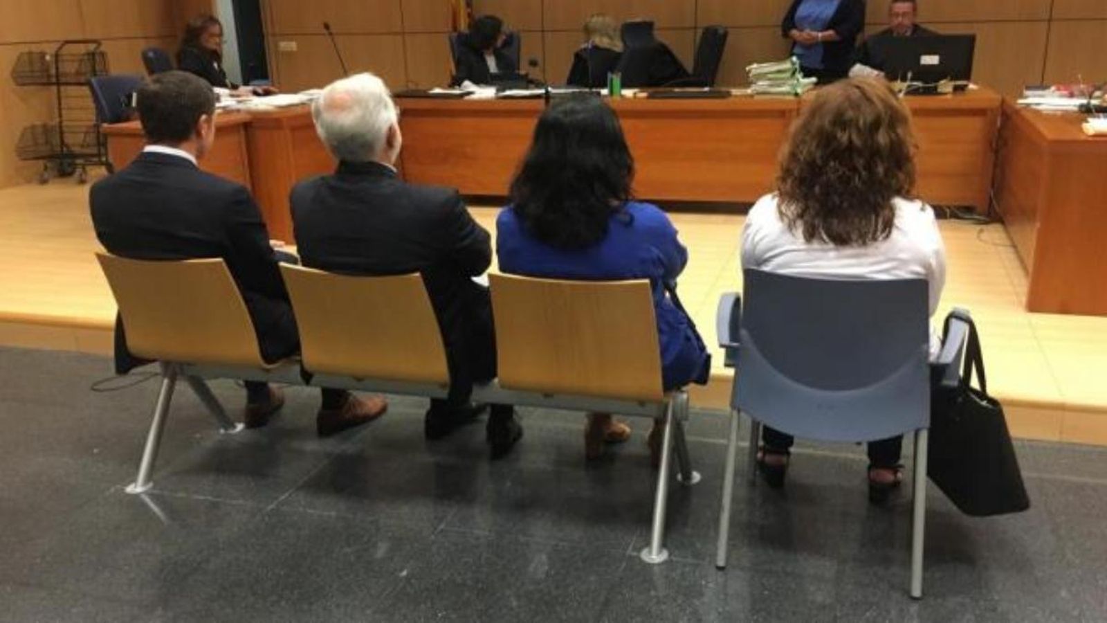 Les dues exalcaldesses de Benirredrà, un funcionari i l'exinterventor durant el juí, en una imatge d'arxiu