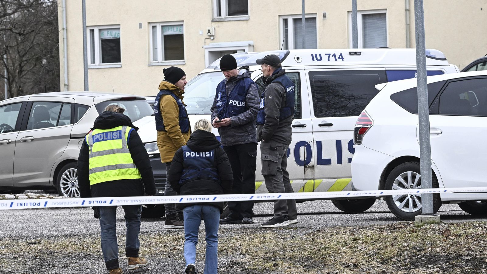 Agents de la Policia en el lloc d'un tiroteig en una escola en Vantaa, Finlàndia