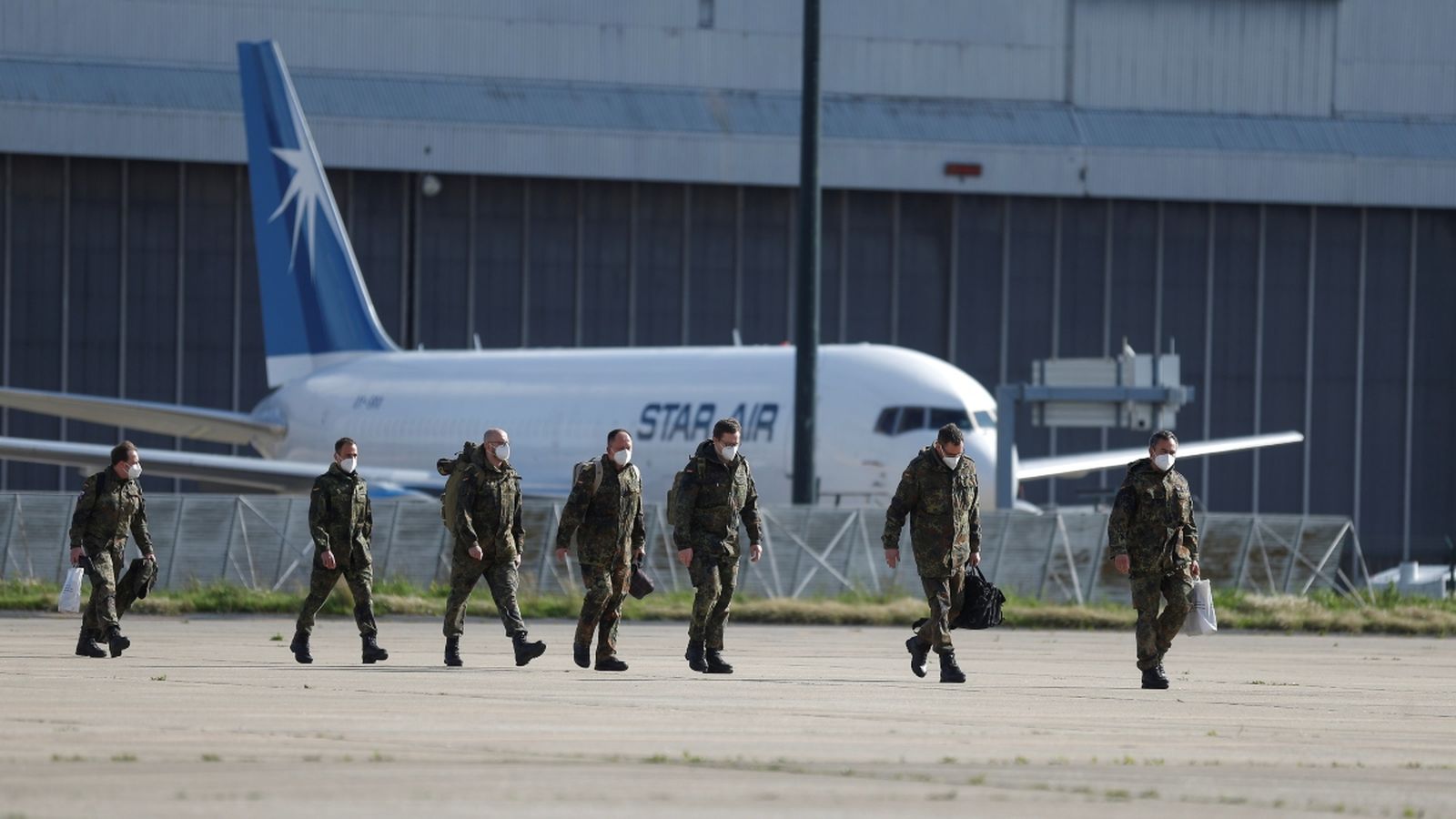 Sanitaris militars alemanys amb equipament mèdica aterren a l'aeroport de Lisboa