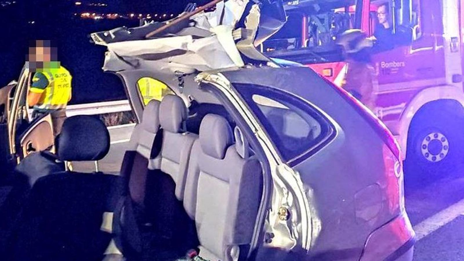 El cotxe ha quedat totalment destrossat després de la col·lisió amb la grua