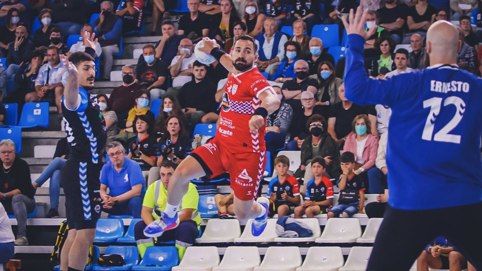 Un jugador alacantí fa un llançament a porteria