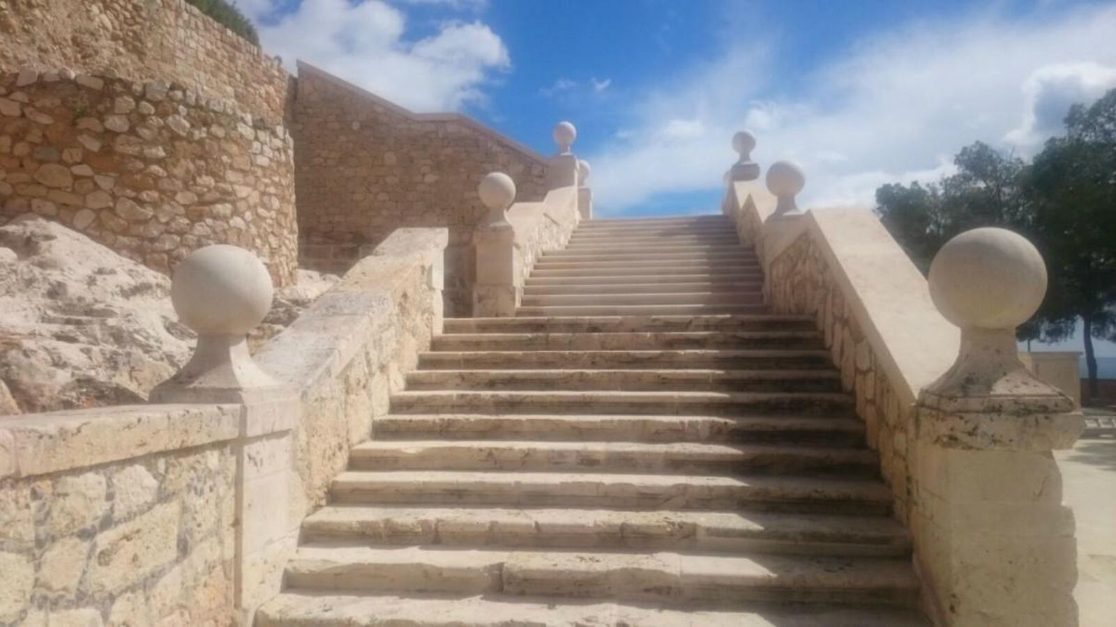 L'escalinata del Palau del duc de Lerma del castell de Dénia és única a la Comunitat Valenciana