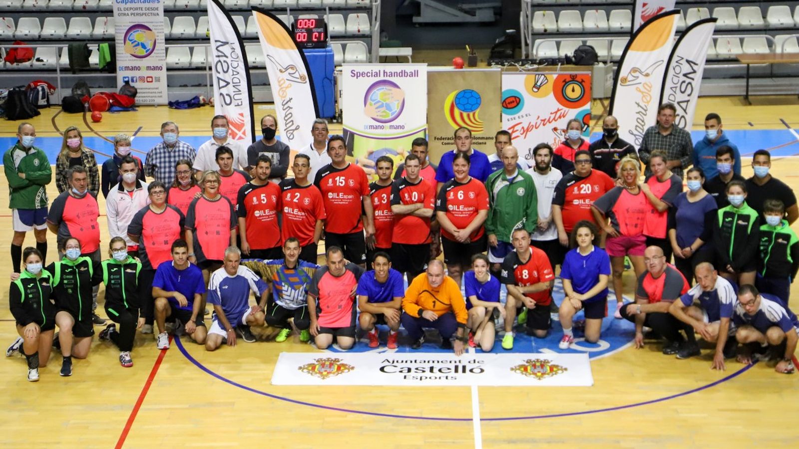 Més de cent esportistes han participat en la primera competició d'handbol inclusiu a la Comunitat Valenciana