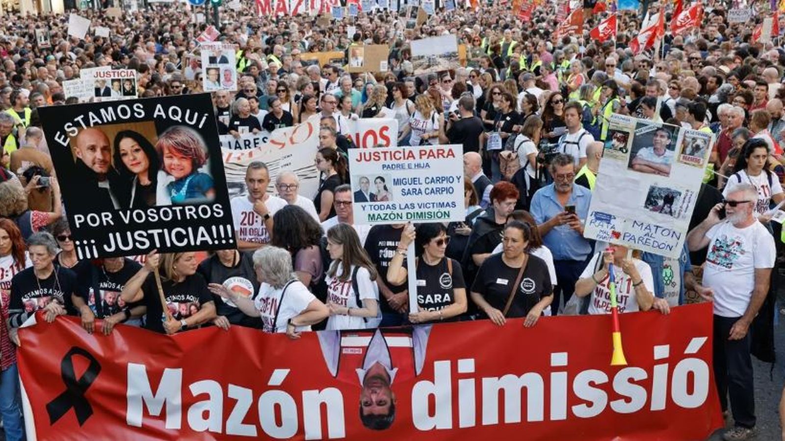 Vista de la 12a manifestació sota el lema “Mazón dimissió” a l’inici en la plaça de Sant Agustí de València
