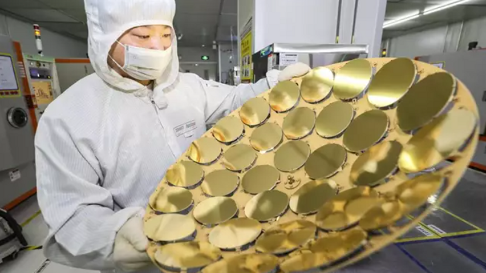 Tècnics treballen en la producció de xips en una fàbrica de Huaian, a la Xina