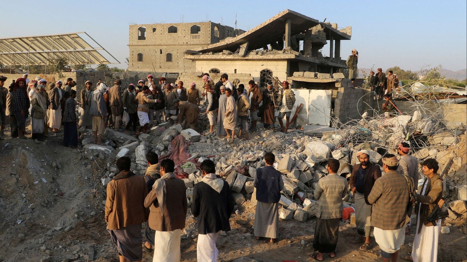 La gent es reuneix al voltant d'una casa destrossada per un atac dels Estats Units a Saada, Iemen