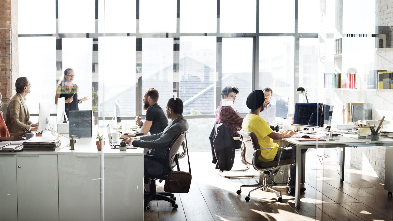 Diverses persones en una oficina sense mascareta