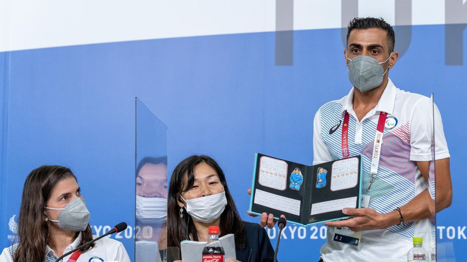 Ibrahim Al Hussein (dreta), durant una roda de premsa de l'equip paralímpic de refugiats