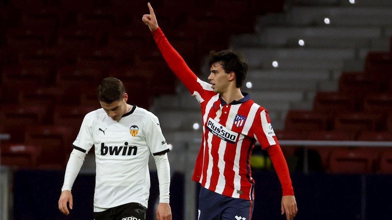 Joao Félix celebra un gol mentre Manu Vallejo es lamenta