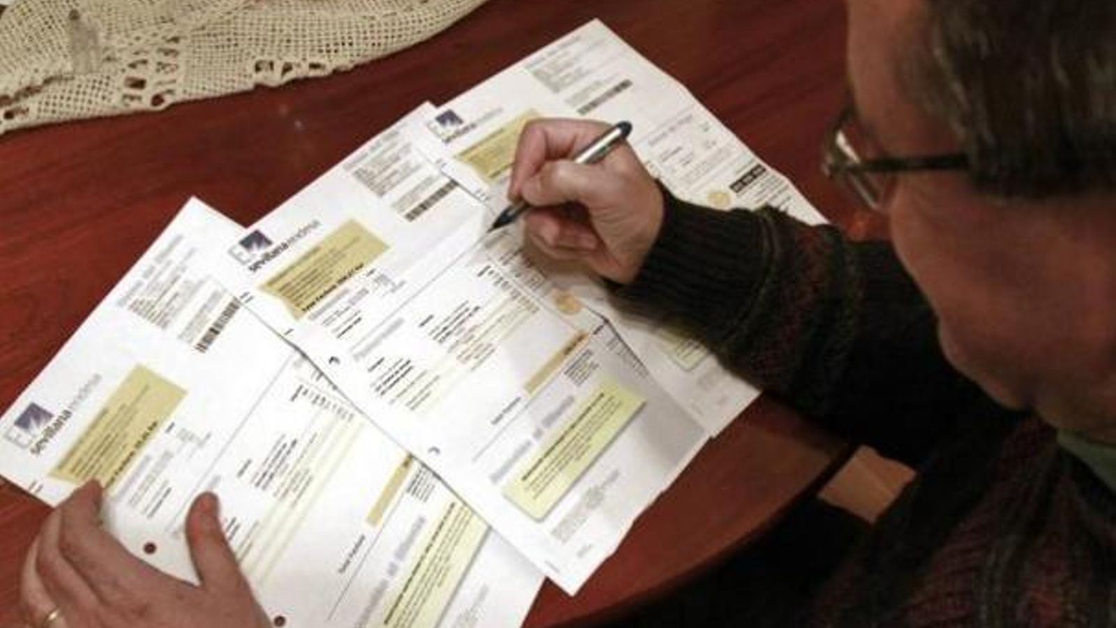 Un consumidor revisa la factura de la llum en una imatge d'arxiu