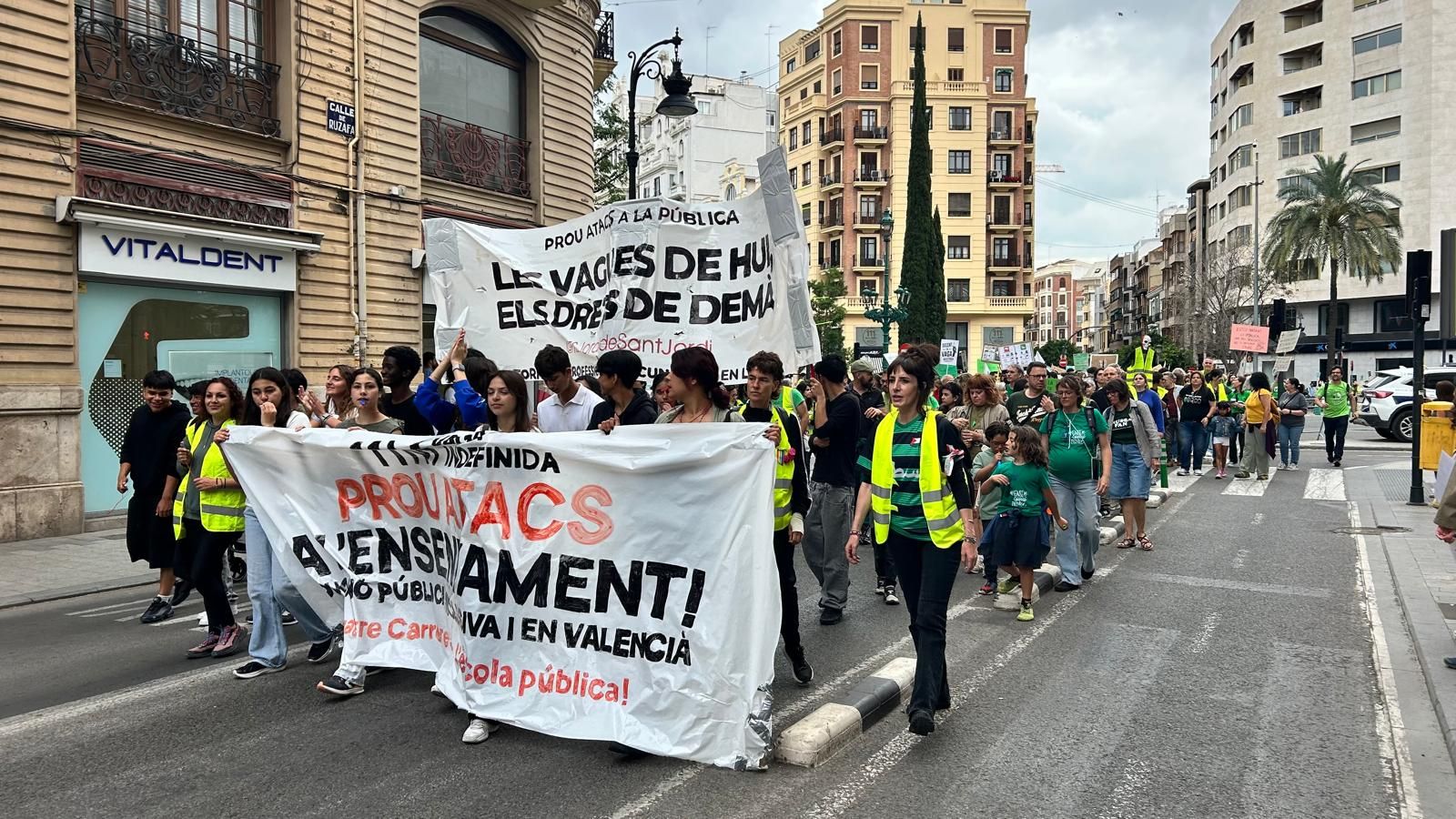 La columna procedent de Russafa es dirigix cap a la plaça de Sant Agustí, este divendres