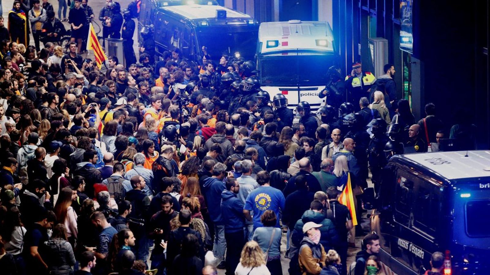 Els manifestants es concentren davant l'estació de Sants a Barcelona