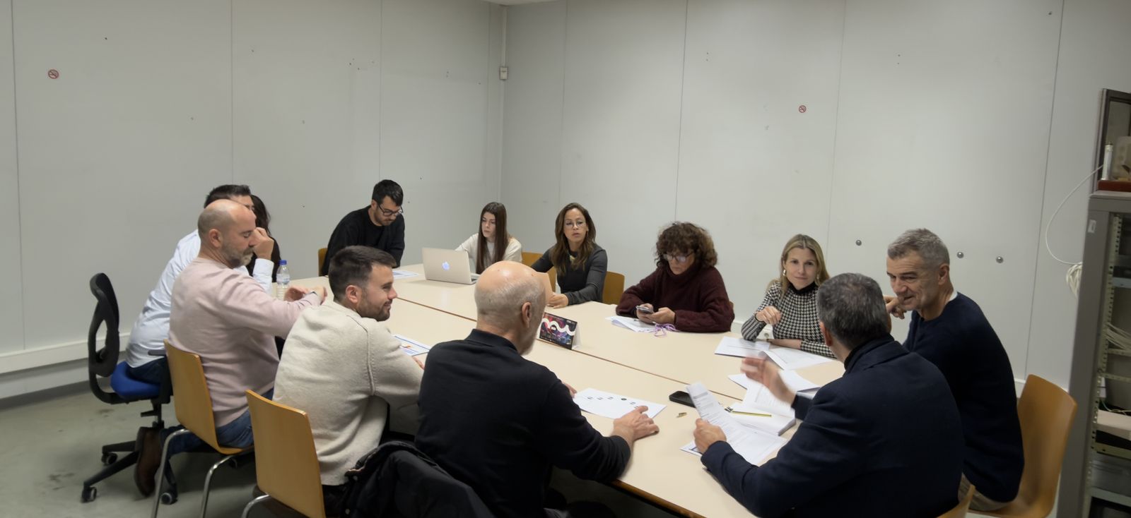 Reunió de l'equip del programa preparant els continguts