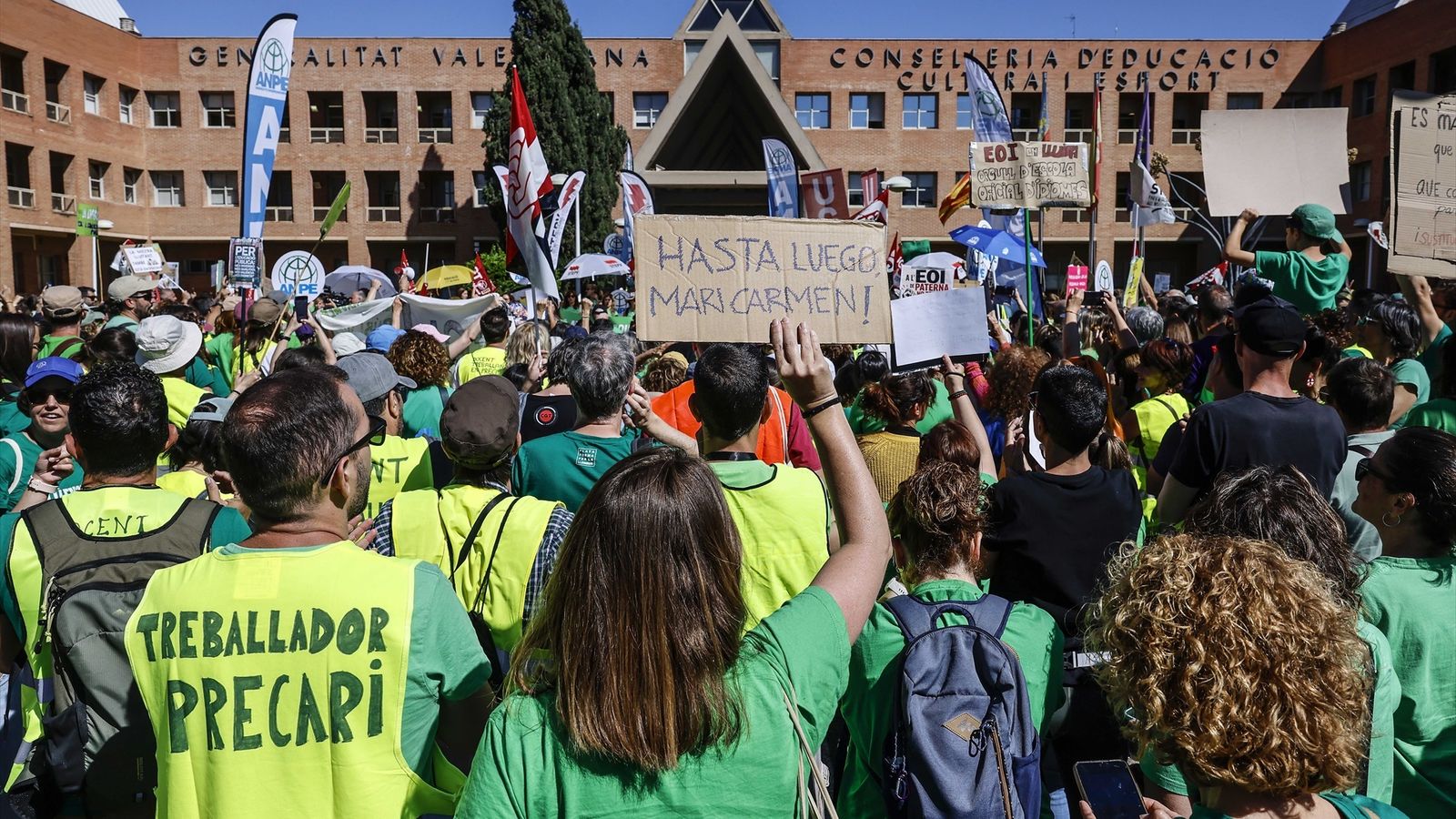 Protesta del col·lectiu docent a les portes de la seu central de la Conselleria d'Educació a València, este dijous