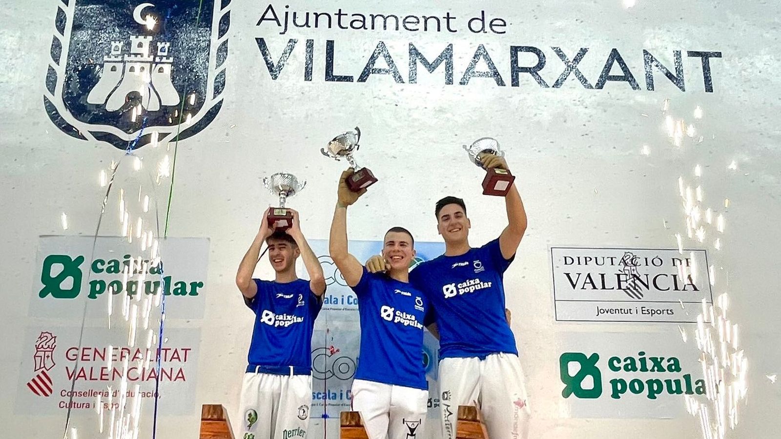 Els campions, amb el trofeu
